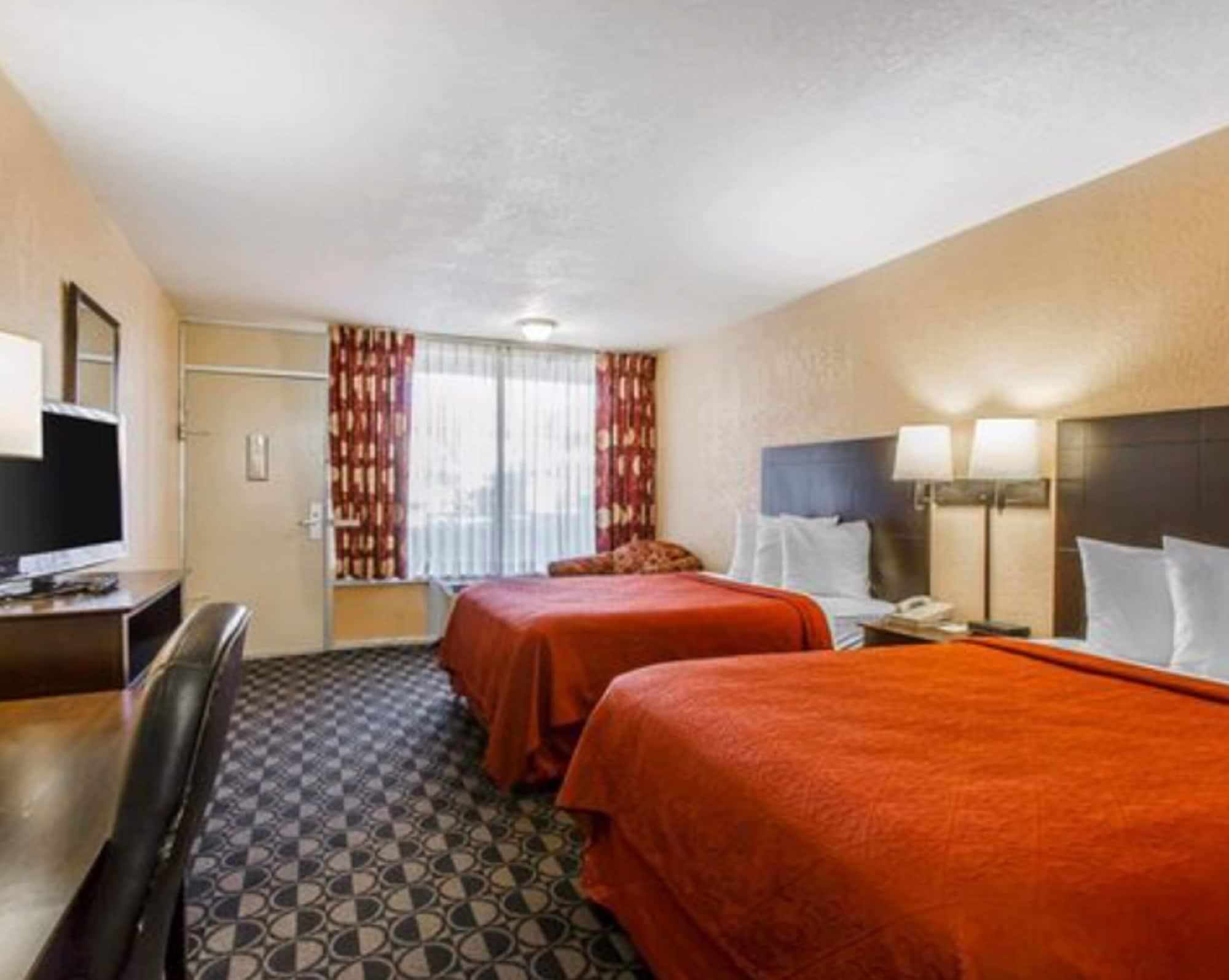 Quality Inn Ada Near University Bagian luar foto