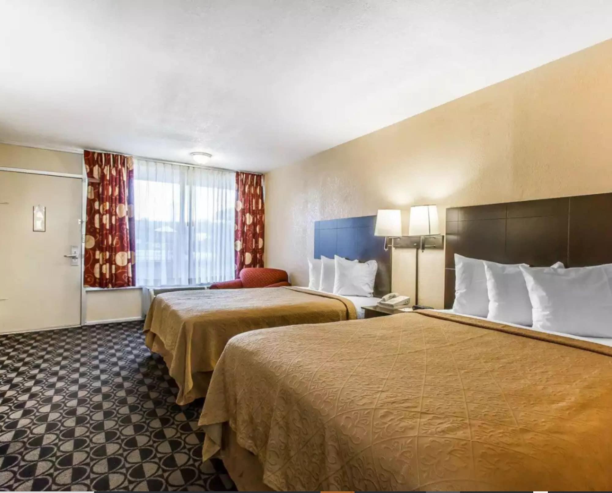 Quality Inn Ada Near University Bagian luar foto