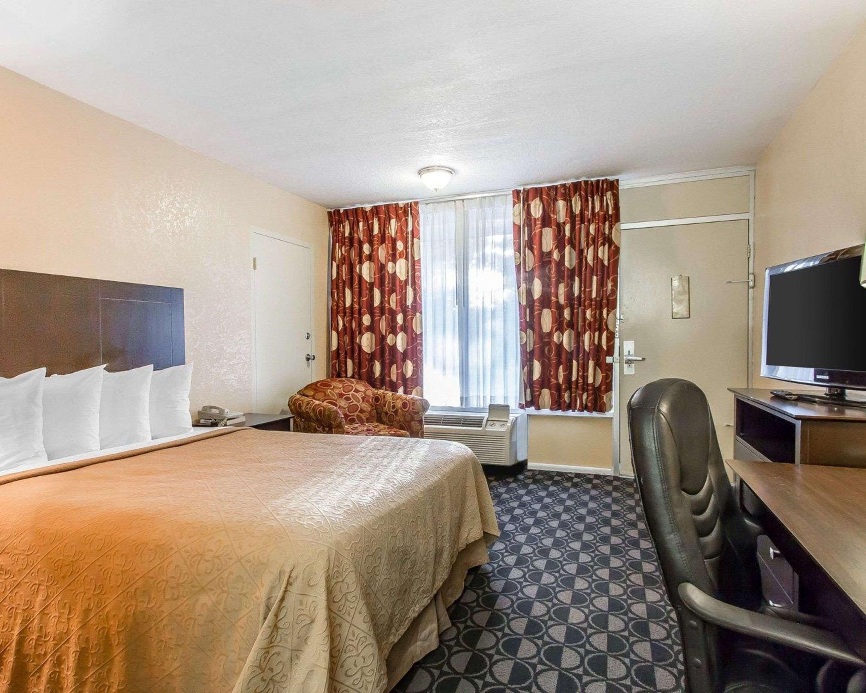 Quality Inn Ada Near University Bagian luar foto