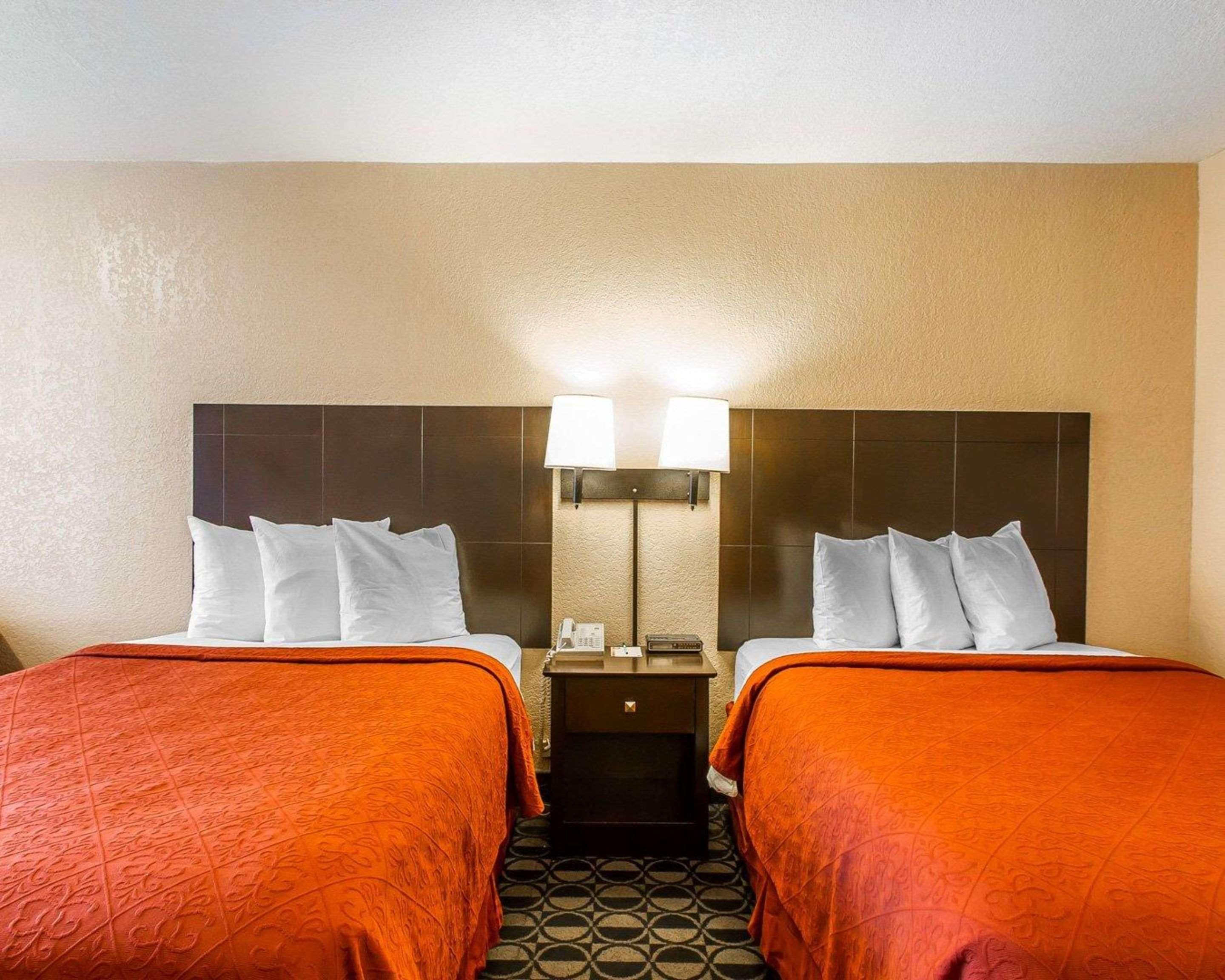 Quality Inn Ada Near University Bagian luar foto