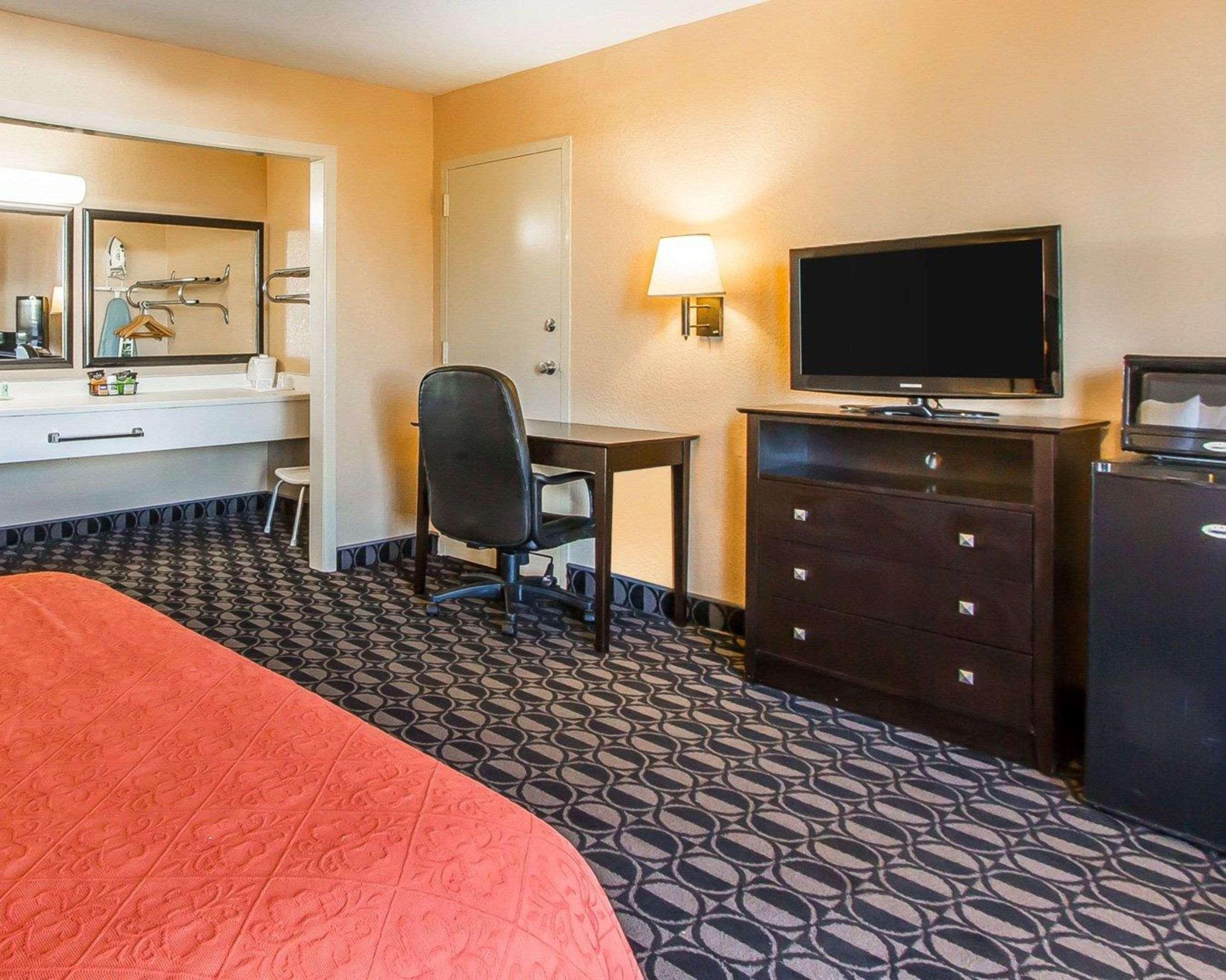 Quality Inn Ada Near University Bagian luar foto