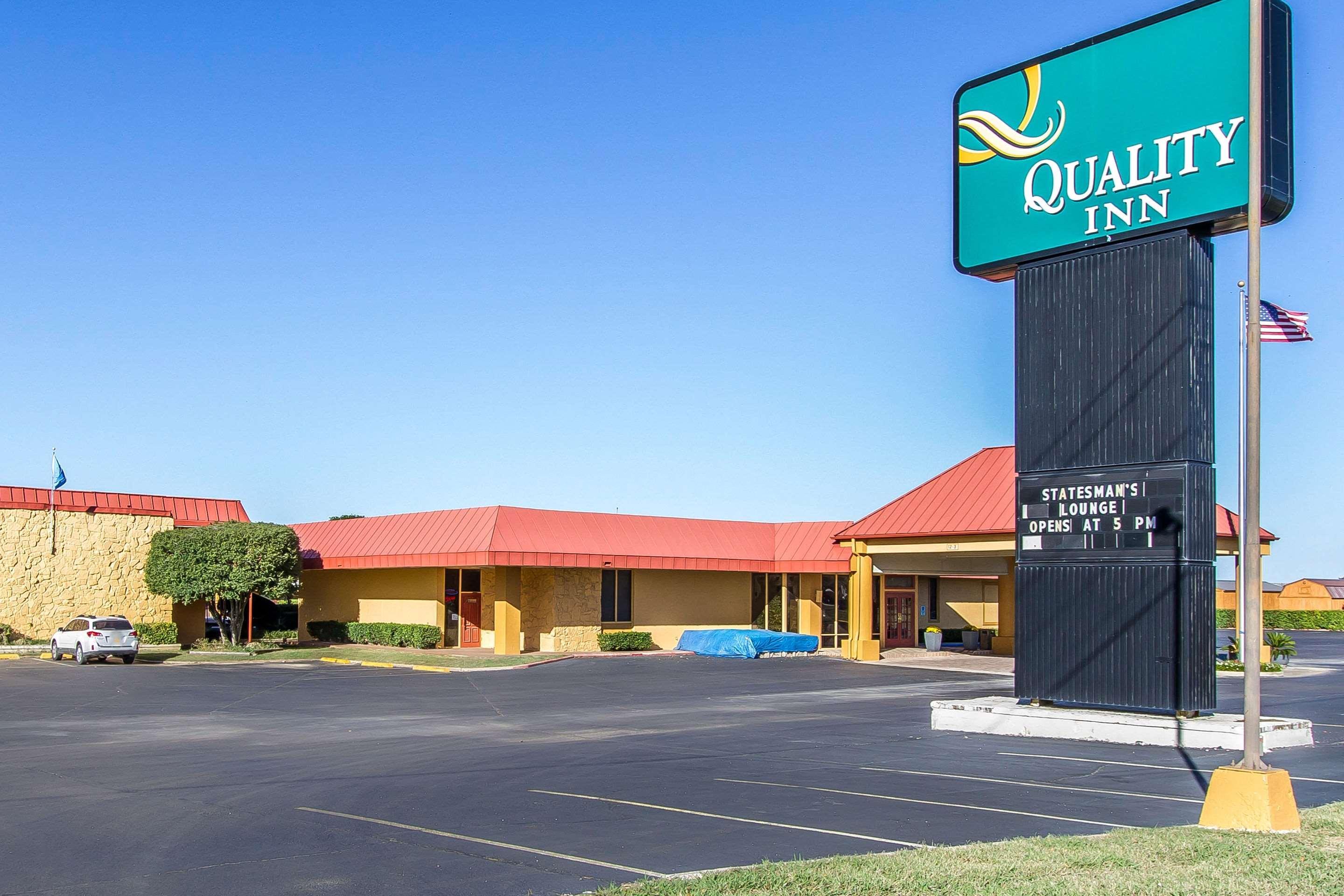Quality Inn Ada Near University Bagian luar foto