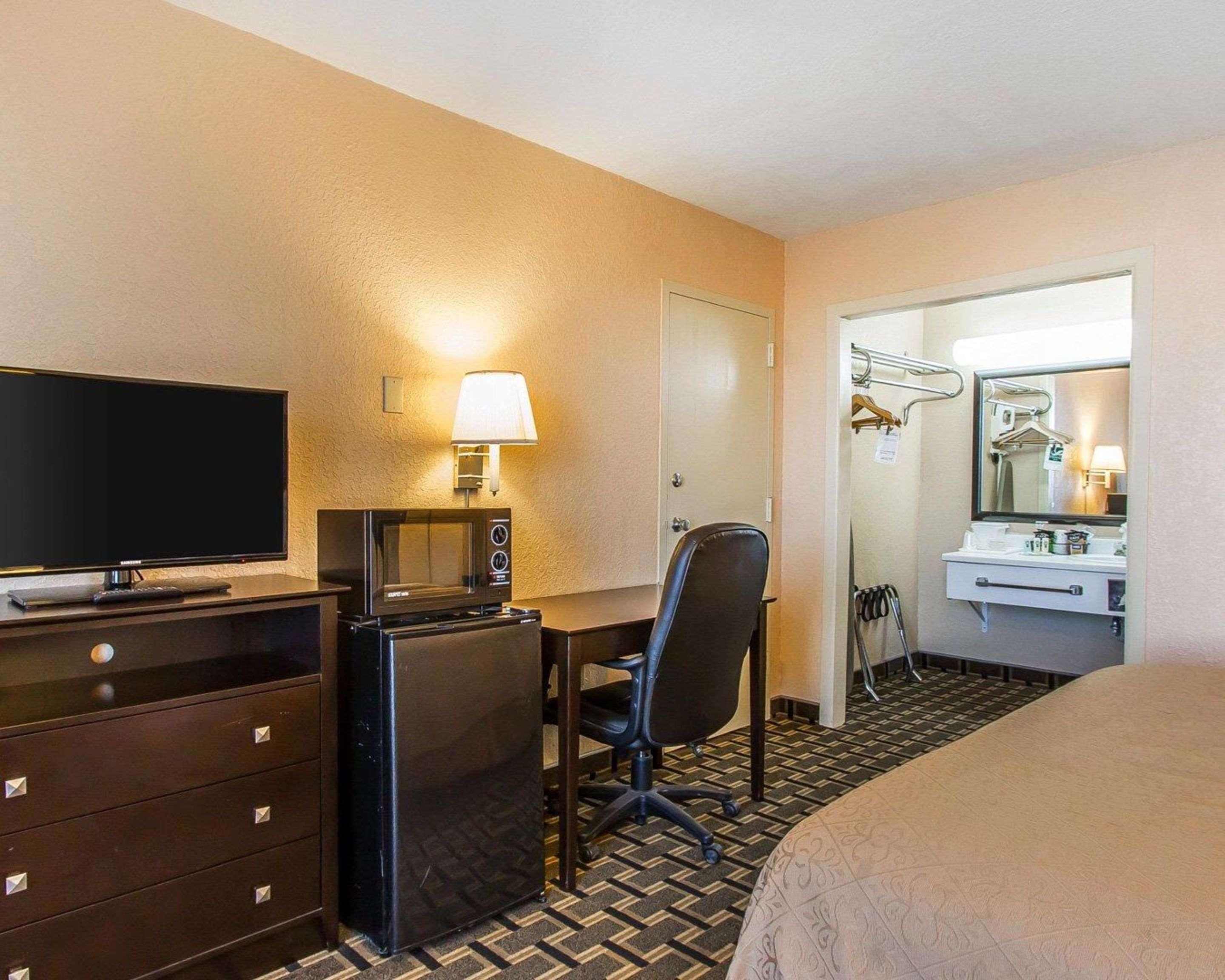 Quality Inn Ada Near University Bagian luar foto