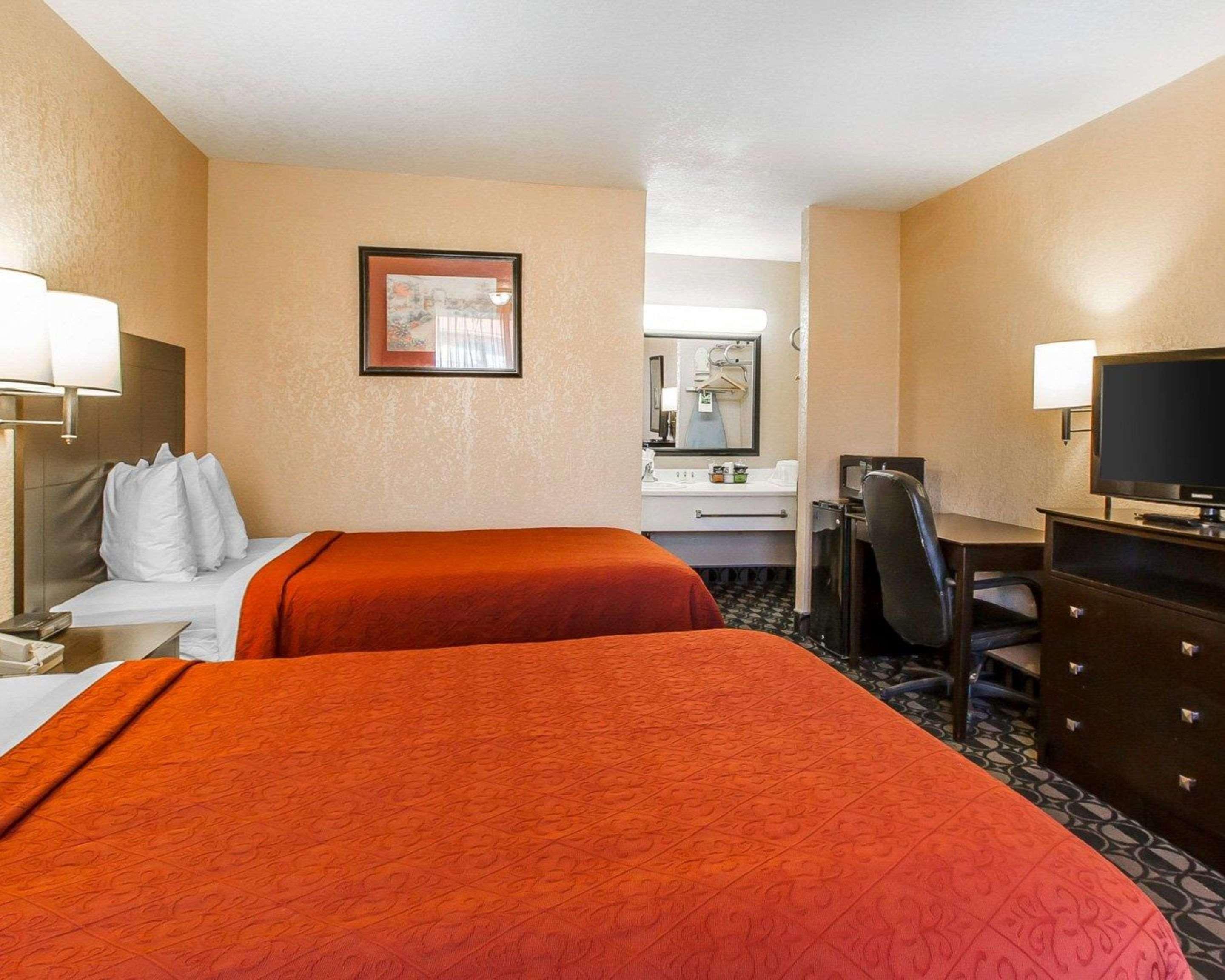 Quality Inn Ada Near University Bagian luar foto