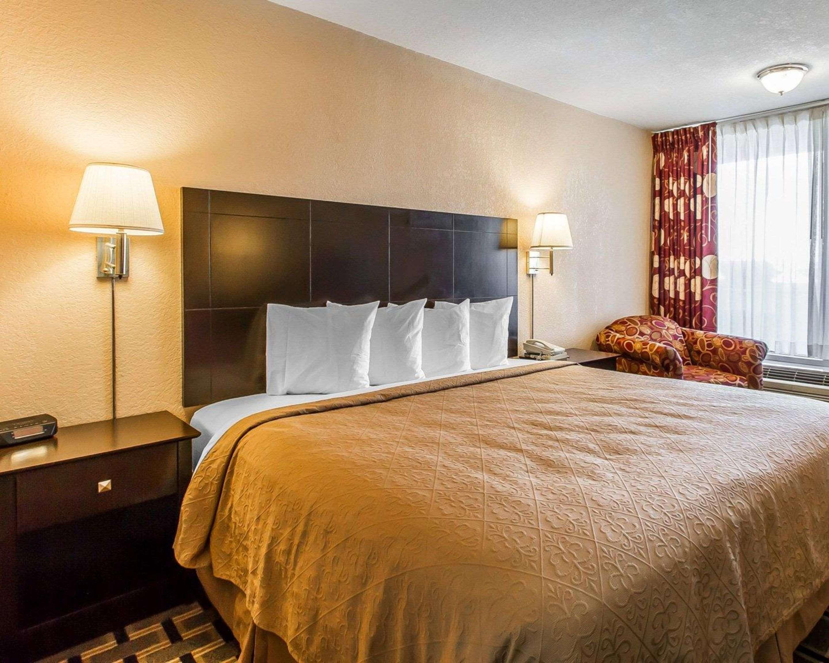 Quality Inn Ada Near University Bagian luar foto