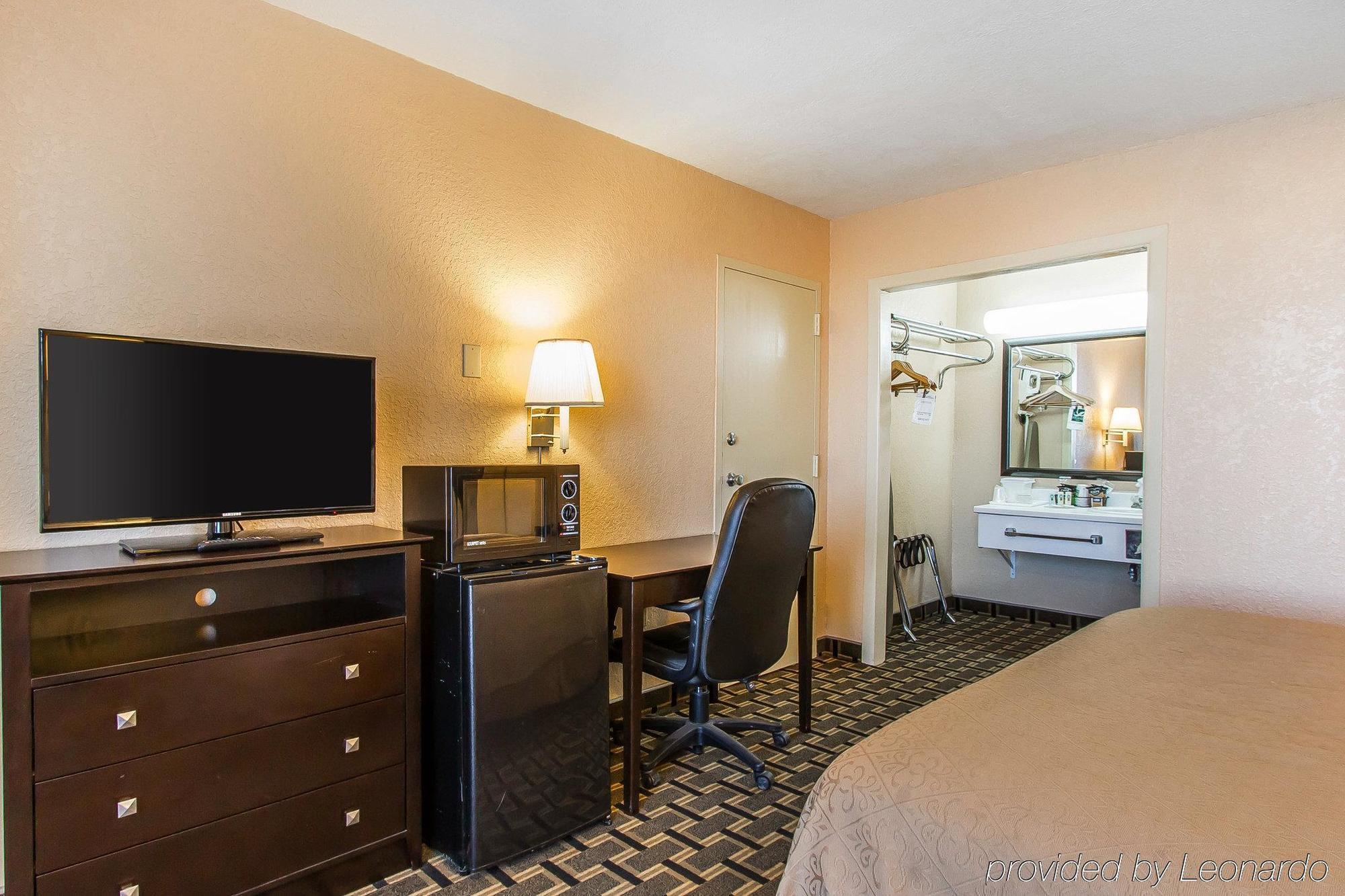 Quality Inn Ada Near University Bagian luar foto