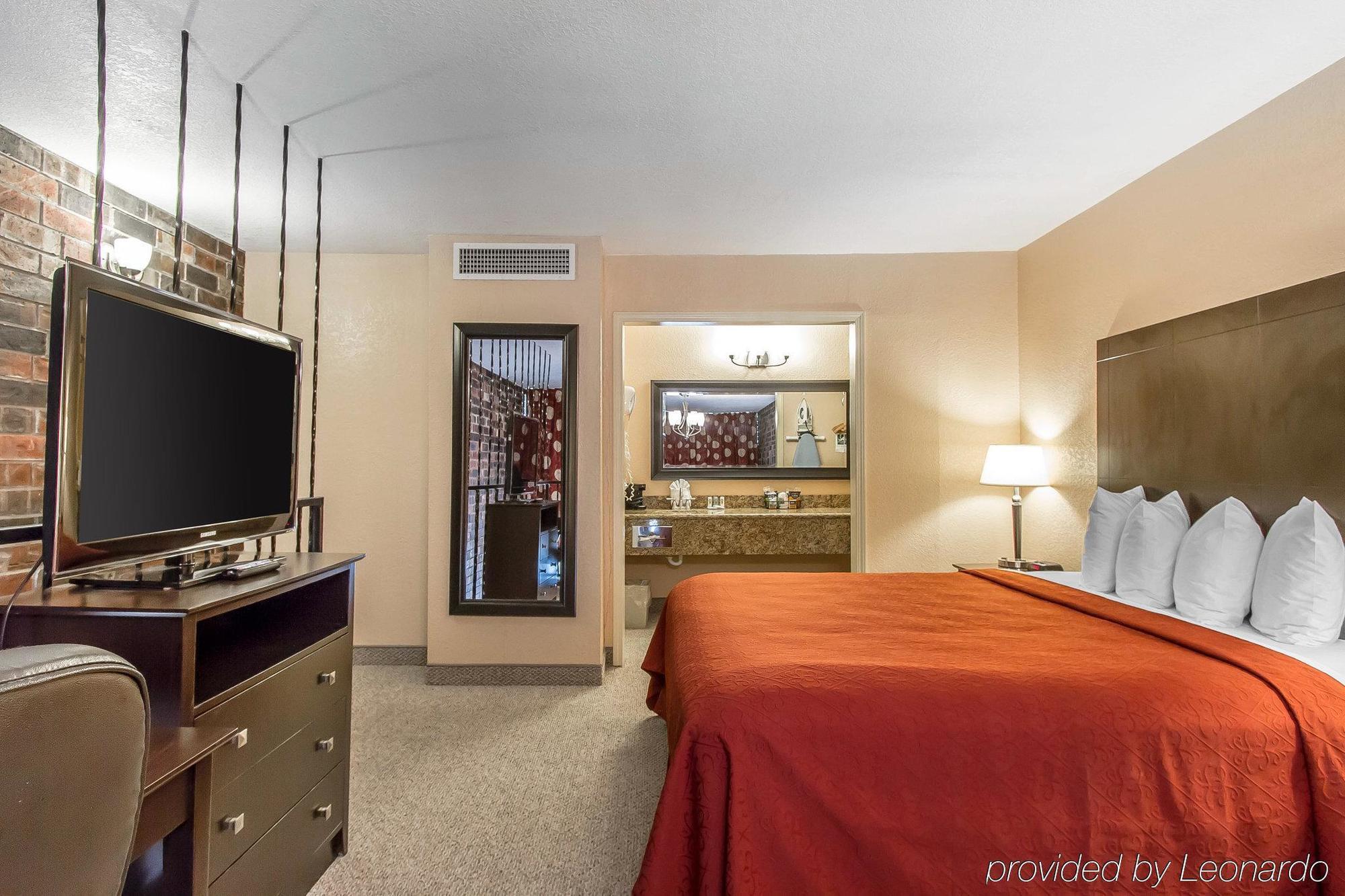 Quality Inn Ada Near University Bagian luar foto