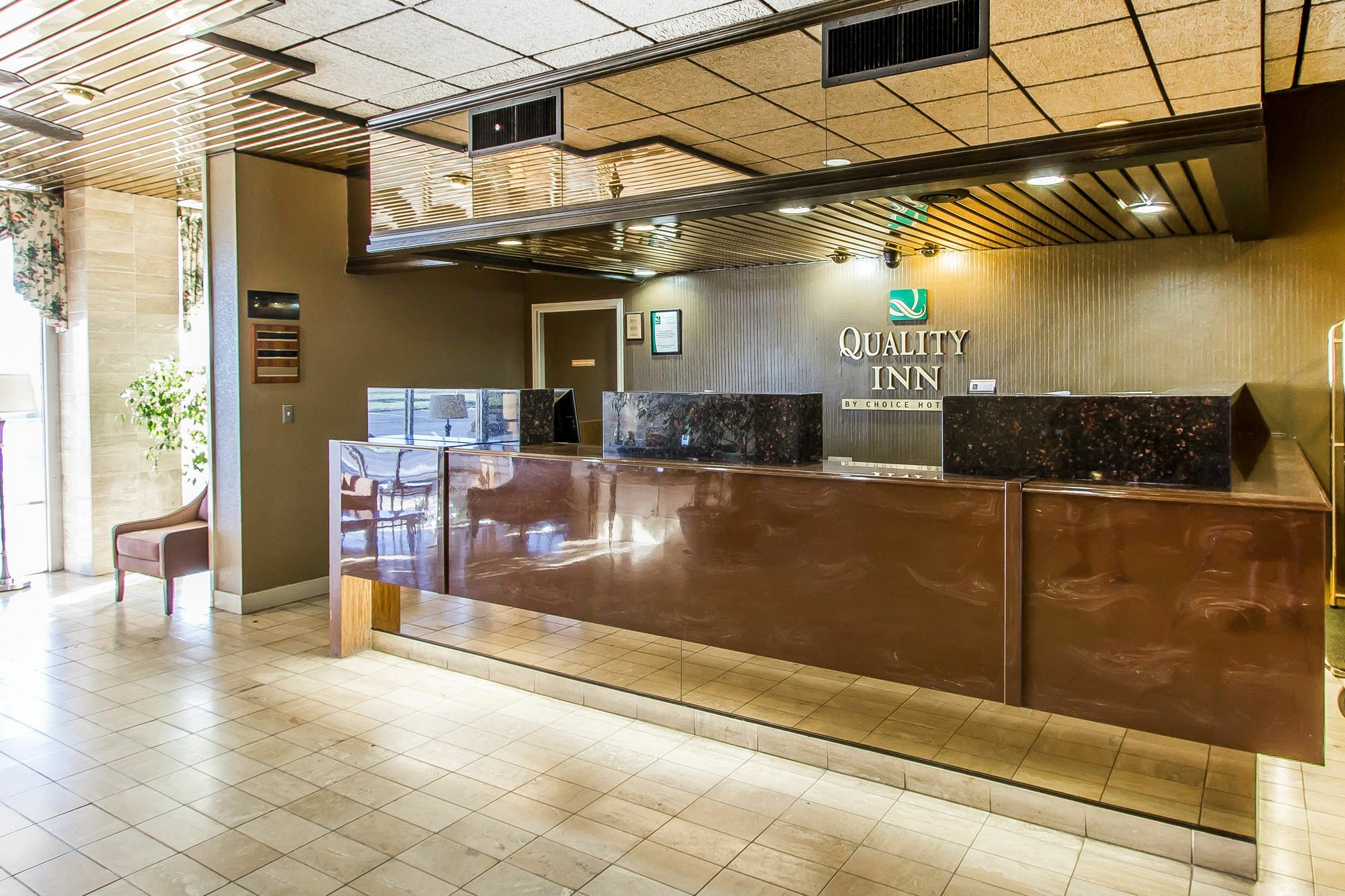 Quality Inn Ada Near University Bagian luar foto