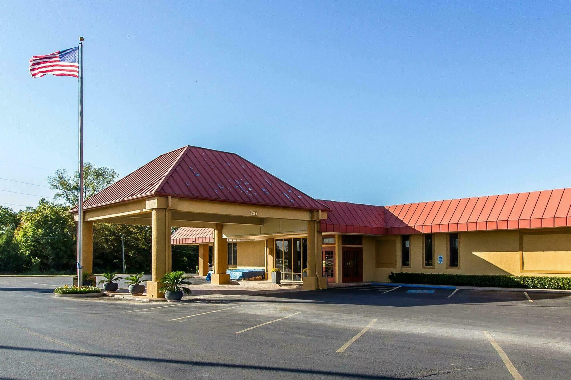 Quality Inn Ada Near University Bagian luar foto